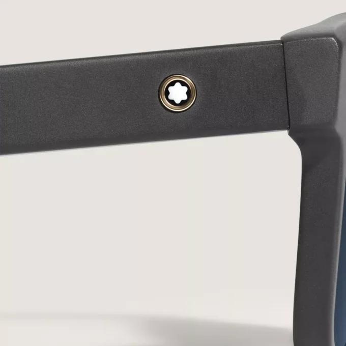 Quadratische Sonnenbrille mit schwarzem Acetatrahmen