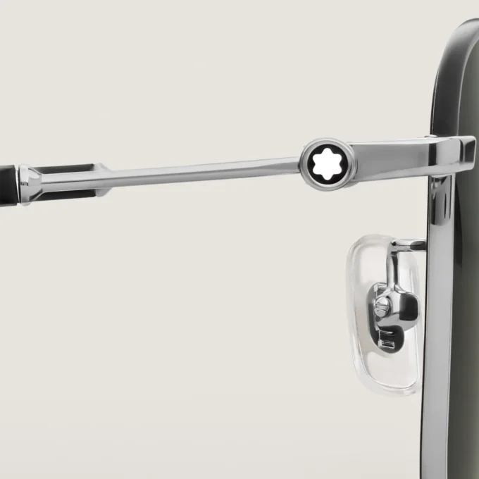 Quadratische Sonnenbrille mit silberfarbenem Metallrahmen