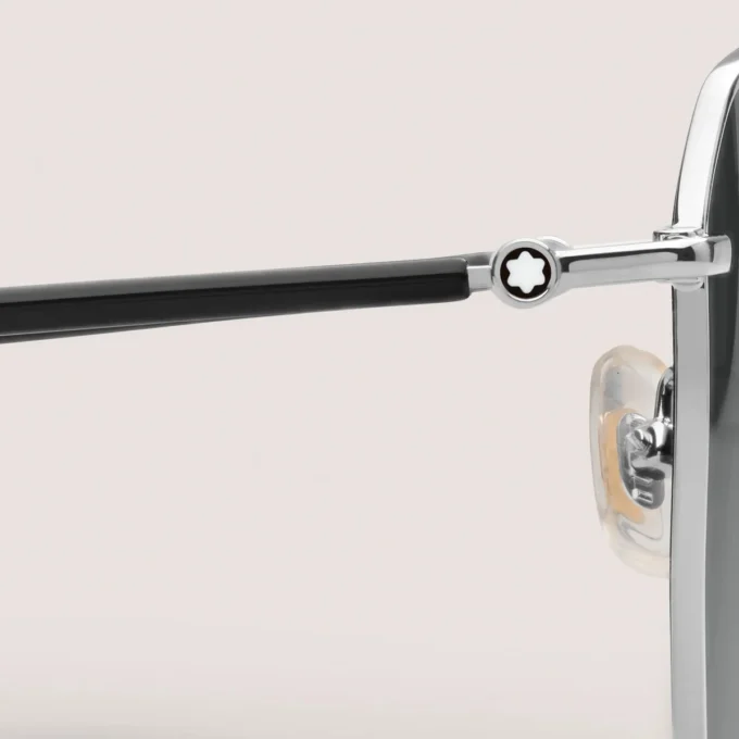 Quadratische Sonnenbrille mit silberfarbenem Metallrahmen