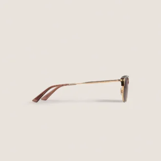 Rechteckige Sonnenbrille mit goldfarbenem Metallrahmen